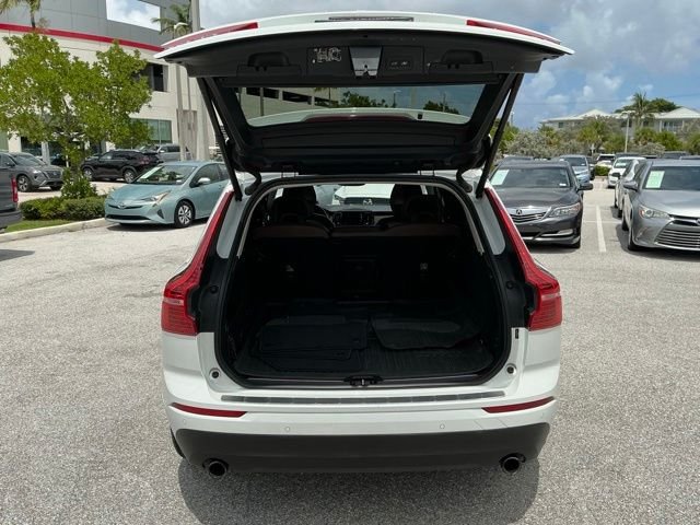 Used 2019 White Volvo T5 Momentum image 11