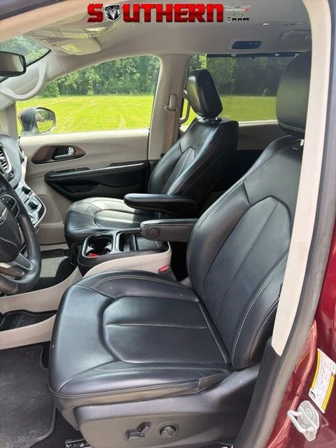 2021 Chrysler Voyager LXI's photo