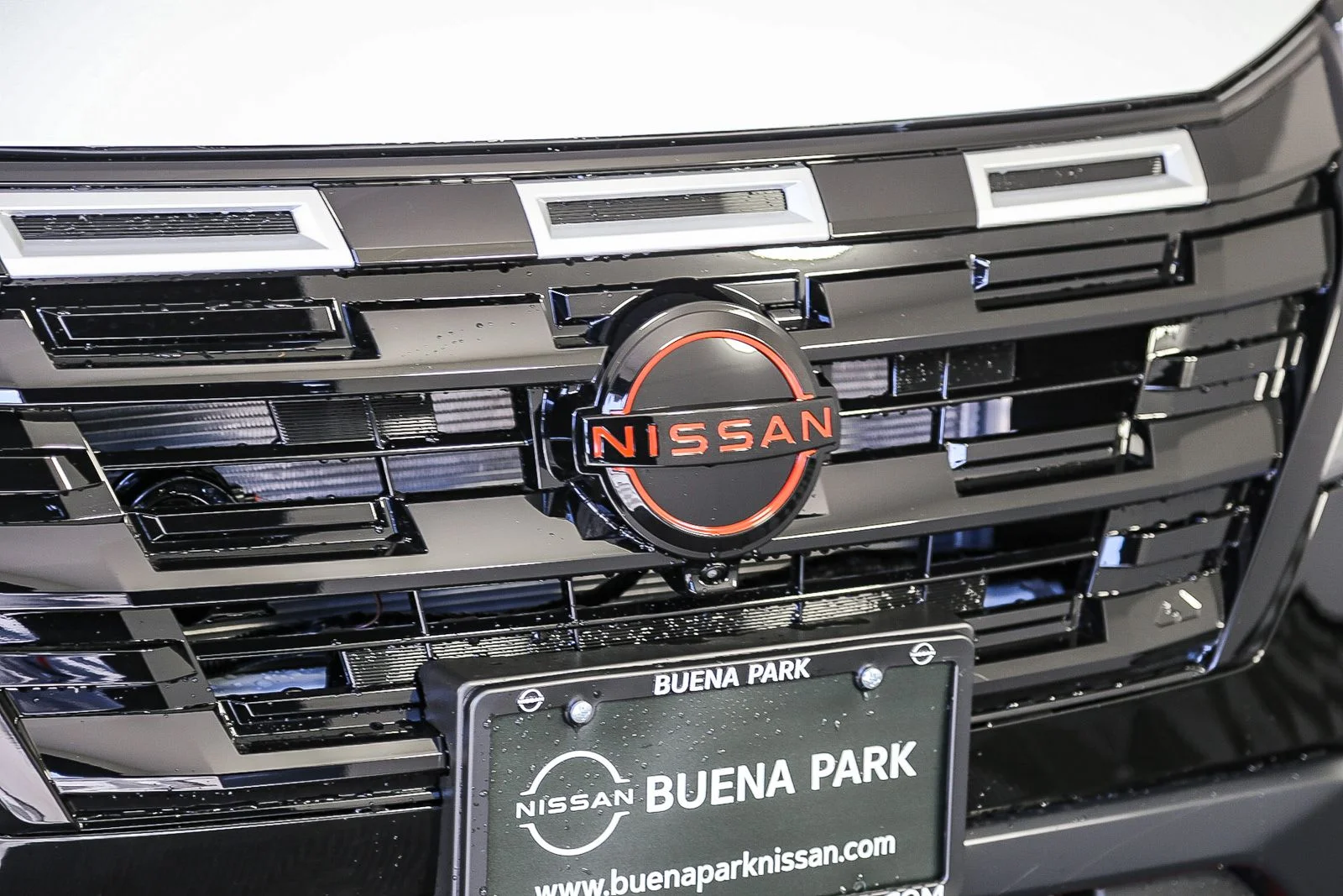 New 2025 Everest White TriCoat Nissan Rock Creek® image 3