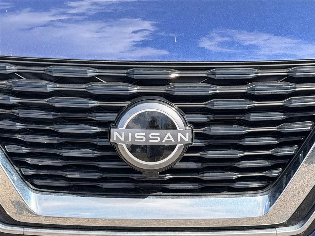 Used 2023 Blue Nissan S image 6