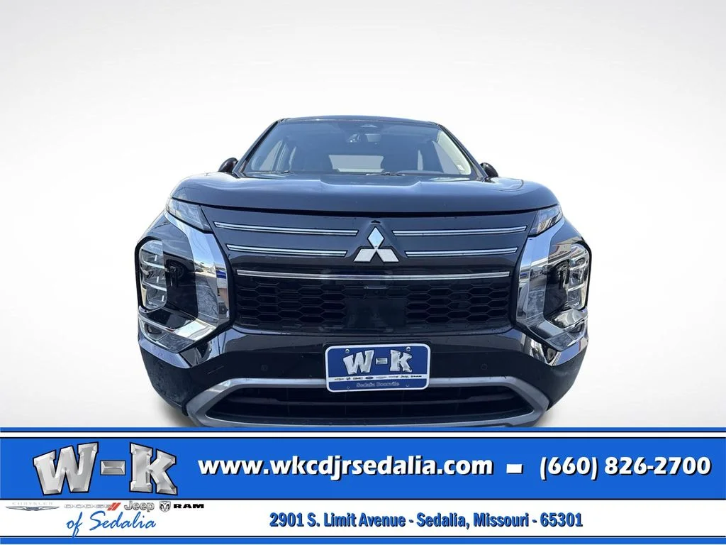 Used 2025 Black Mitsubishi SE image 14