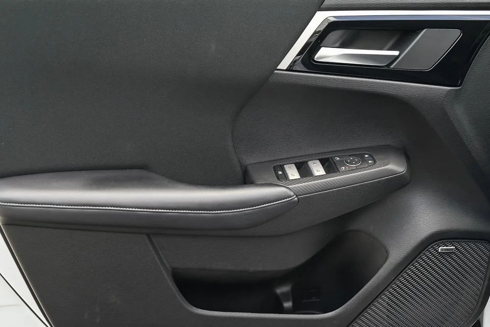 Used 2025  Mitsubishi ES image 9