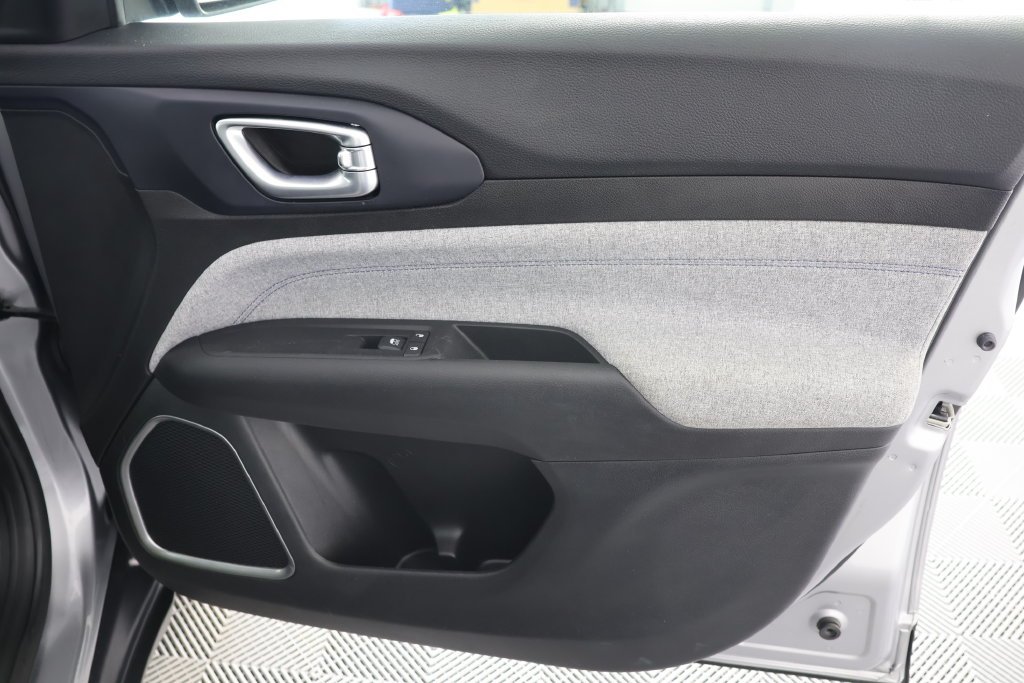 Used 2022 Silver Jeep Latitude image 28