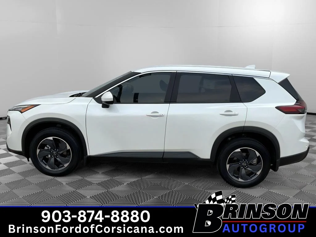 Used 2025 Everest White Pearl Nissan SV image 4