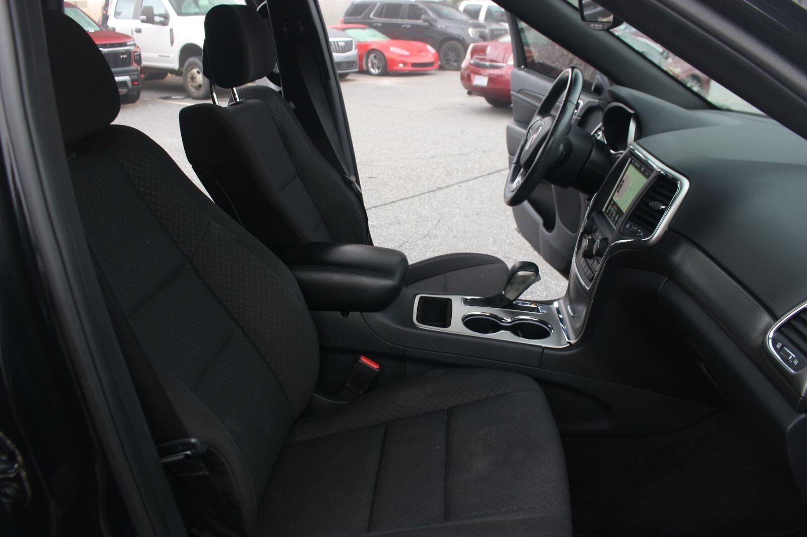 Used 2018  Jeep Laredo E image 28