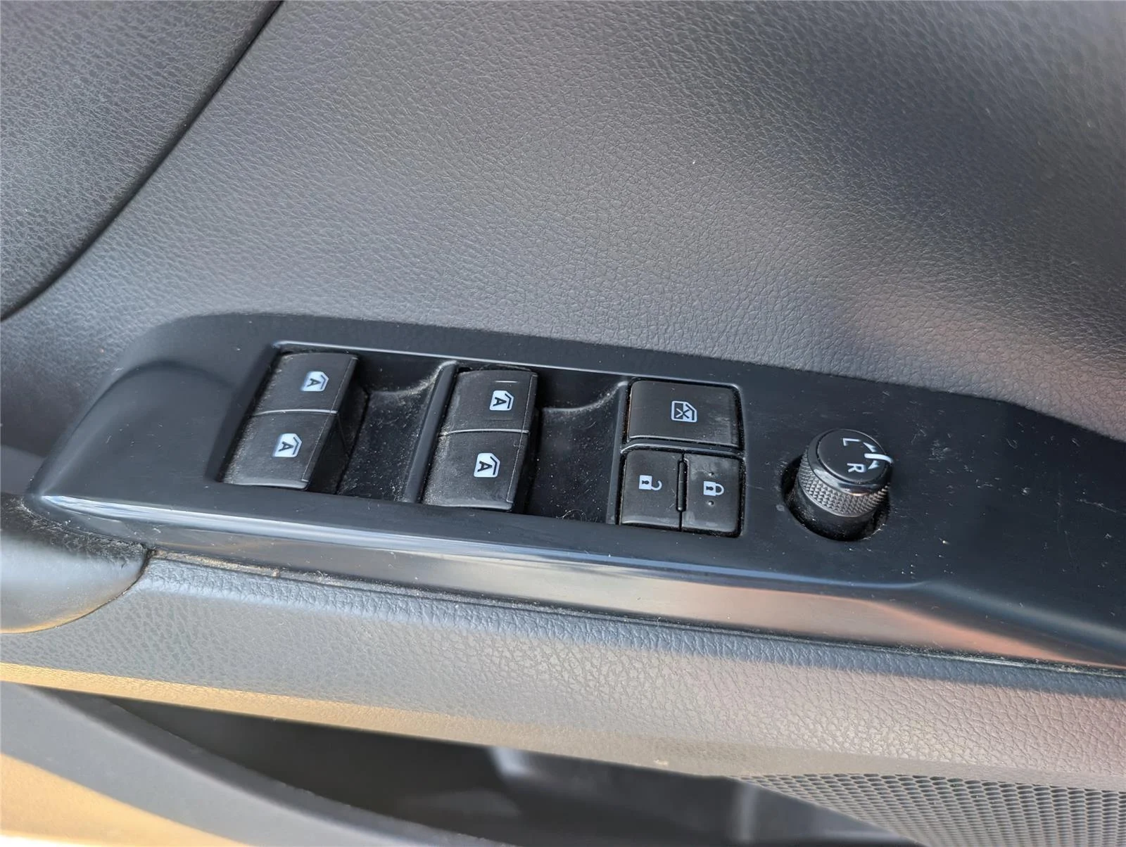 Used 2018 Super White Toyota SE image 27
