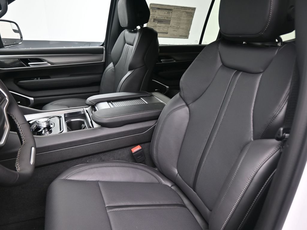New 2026 Bright White Clear-Coat Exterior Paint Jeep Limited Altitude image 19