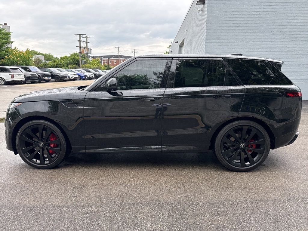 Used 2023 Black Land Rover SE Dynamic image 3