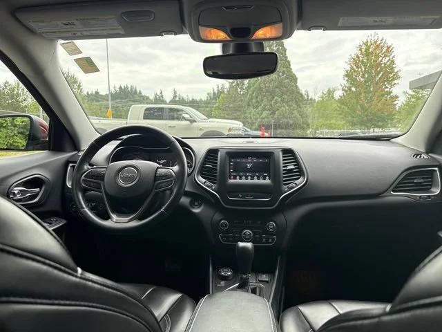 Used 2019 Velvet Red Pearlcoat Jeep Latitude Plus image 11