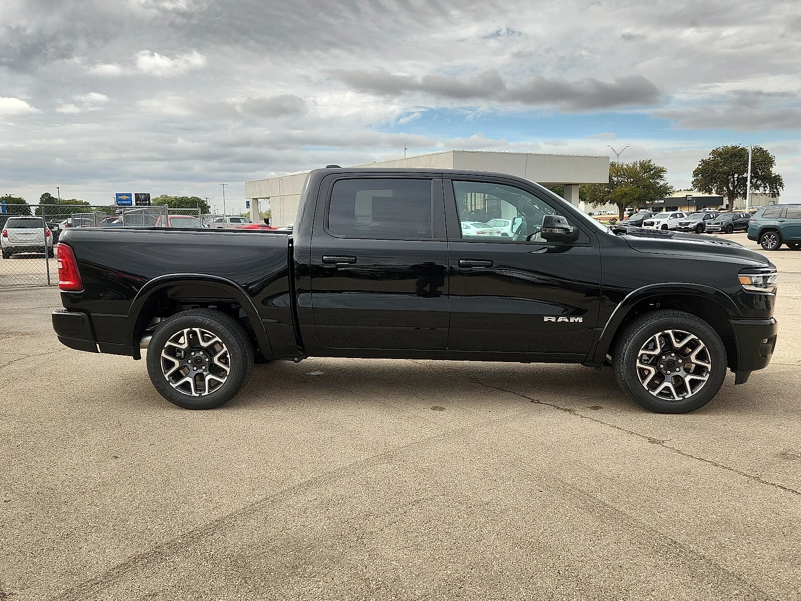 New 2027 Diamond Black Crystal Pearl-Coat  Paint Ram LARAMIE CREW CAB 4X2 5