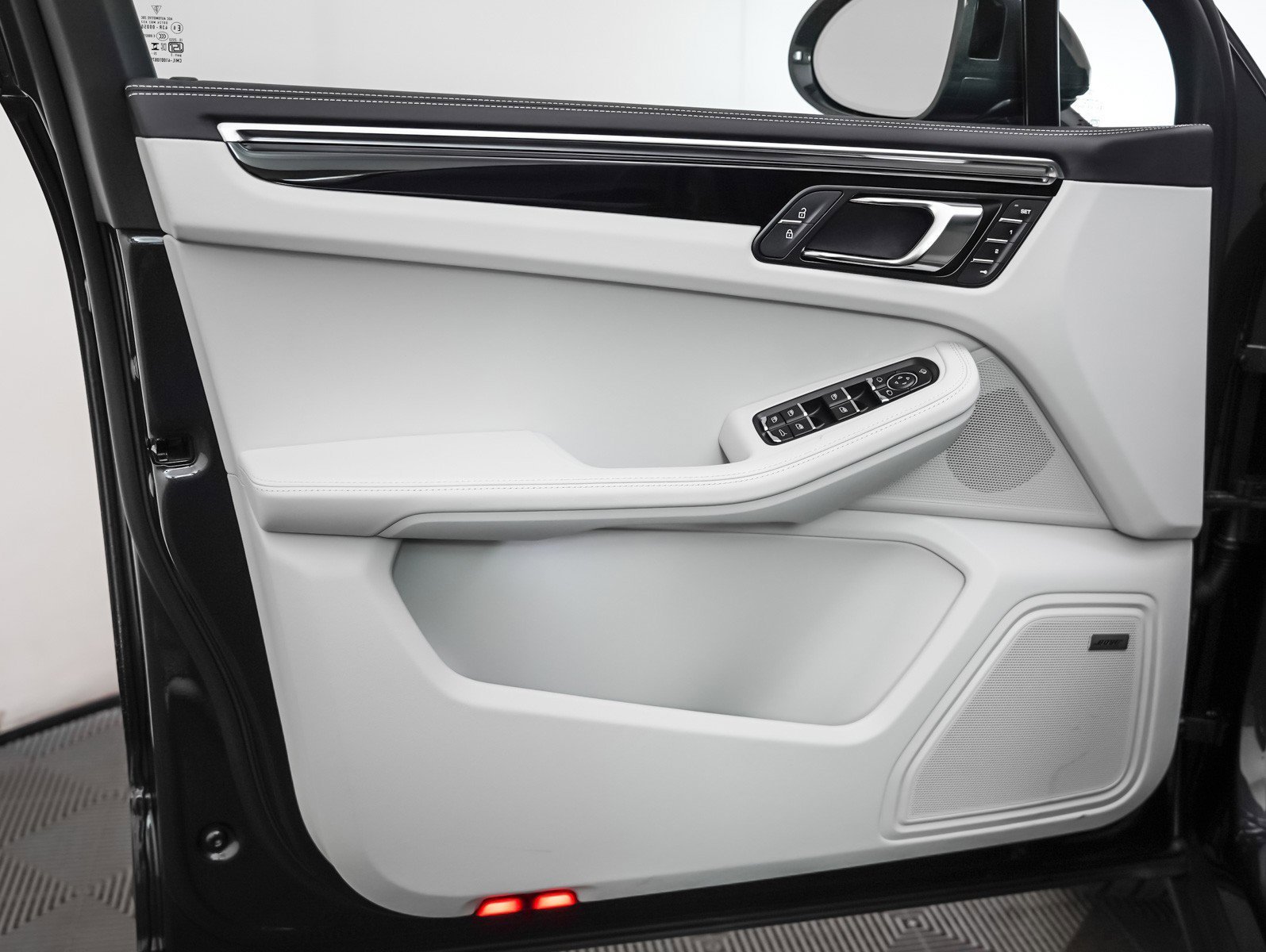 2026 Porsche Macan - Photo 24