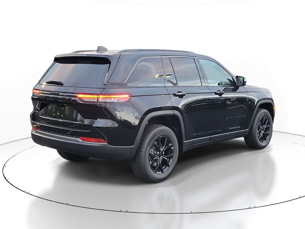 New 2026 Diamond Black Crystal Pearl-Coat Exterior Paint Jeep Altitude image 4