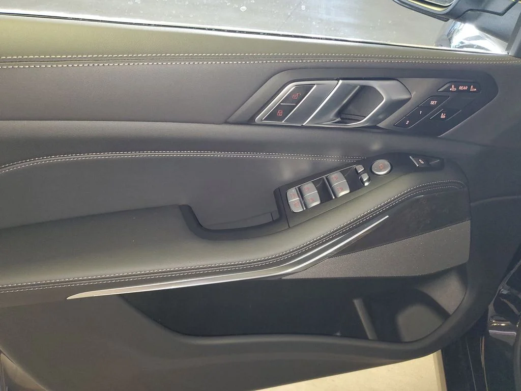New 2026 Black Sapphire Metallic BMW xDrive40i image 15