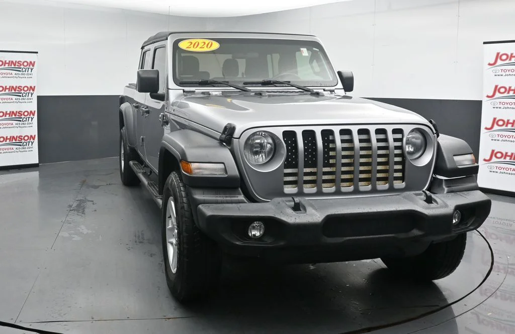 Used 2020 Silver Jeep Sport image 3