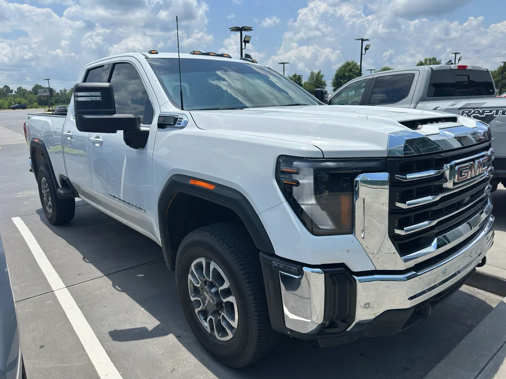 Used 2025 Summit White GMC SLE image 2