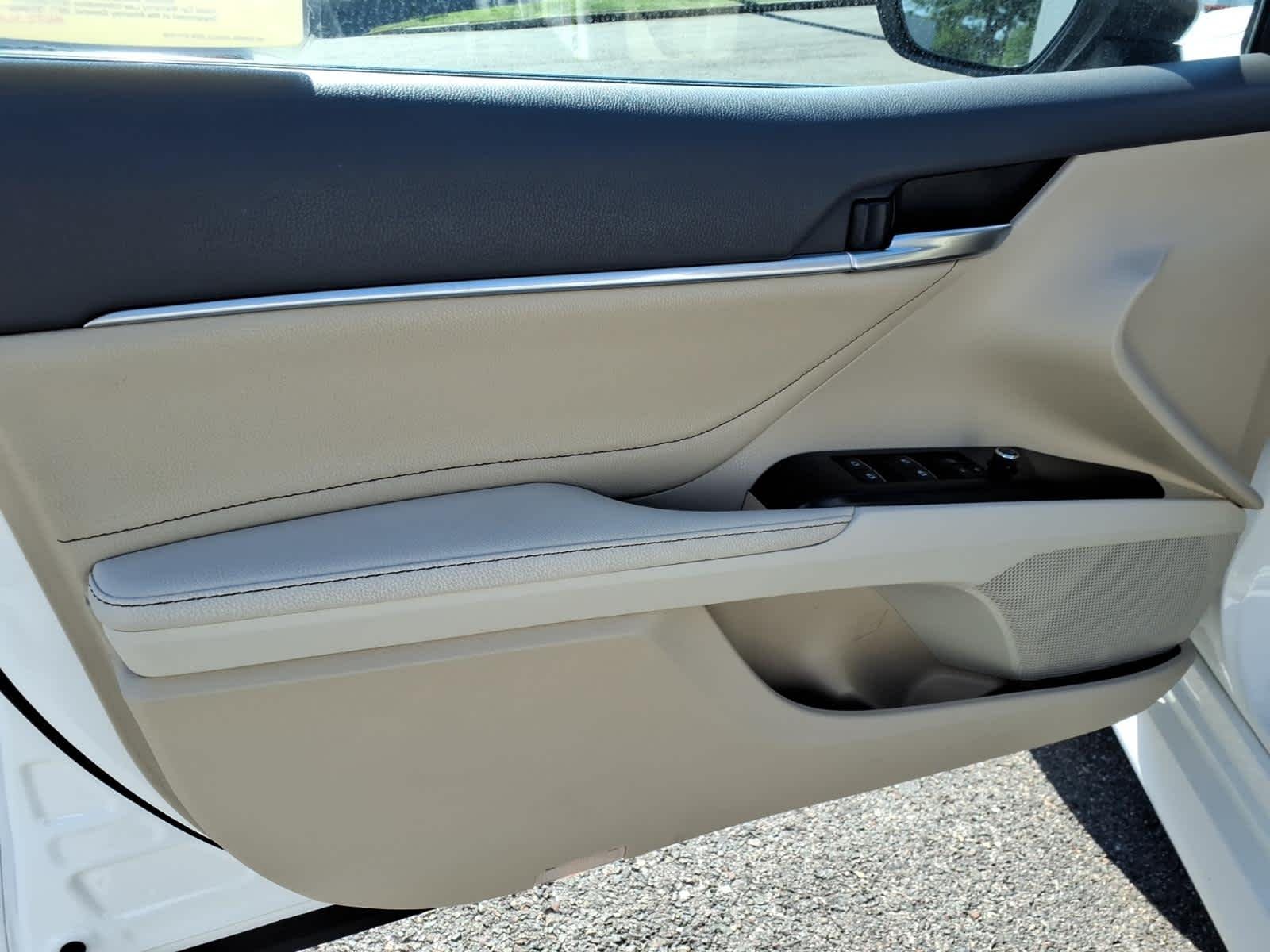 Used 2018 Super White Toyota XLE V6 image 9