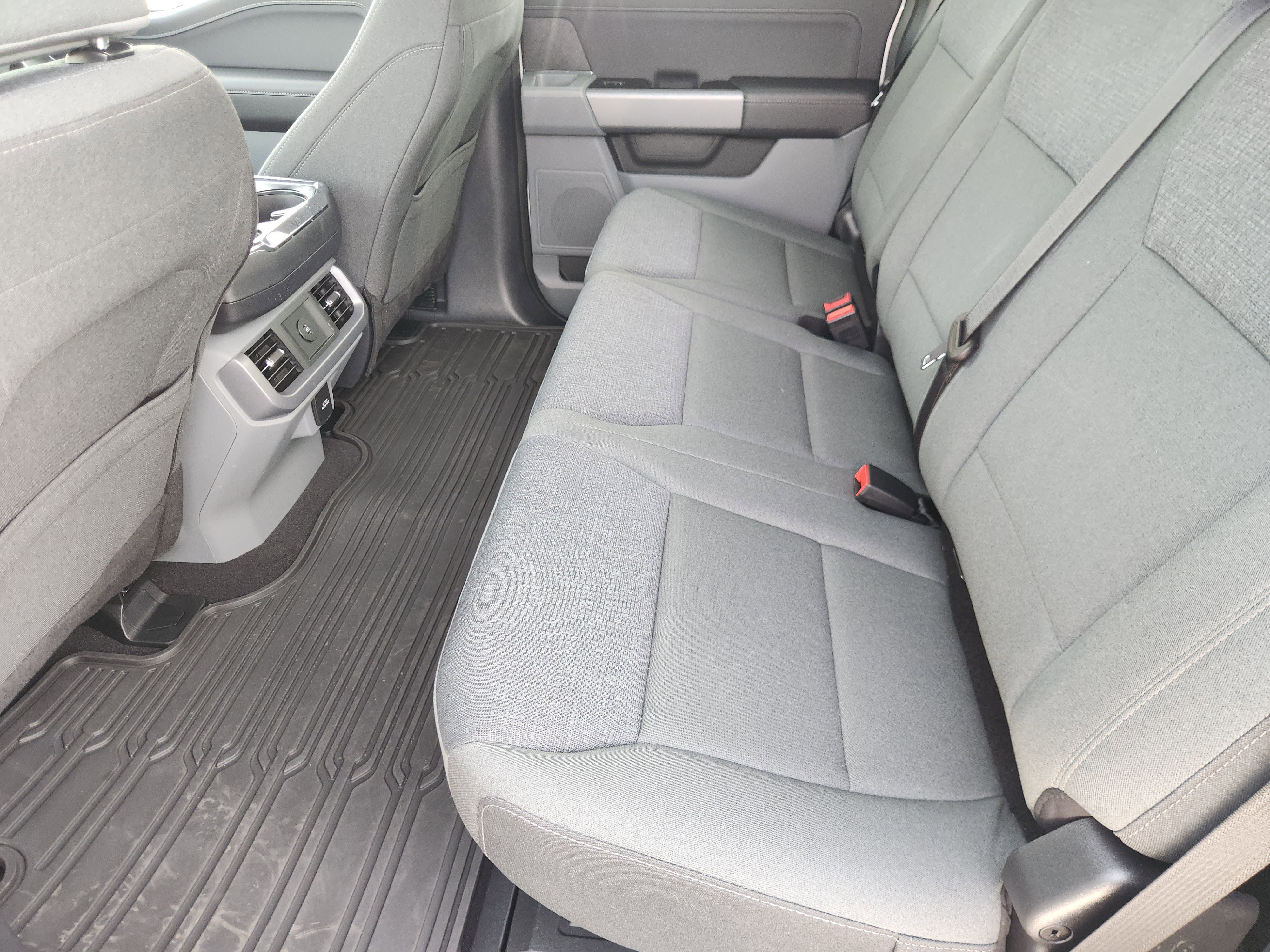 New 2025 Oxford White Ford XLT image 19