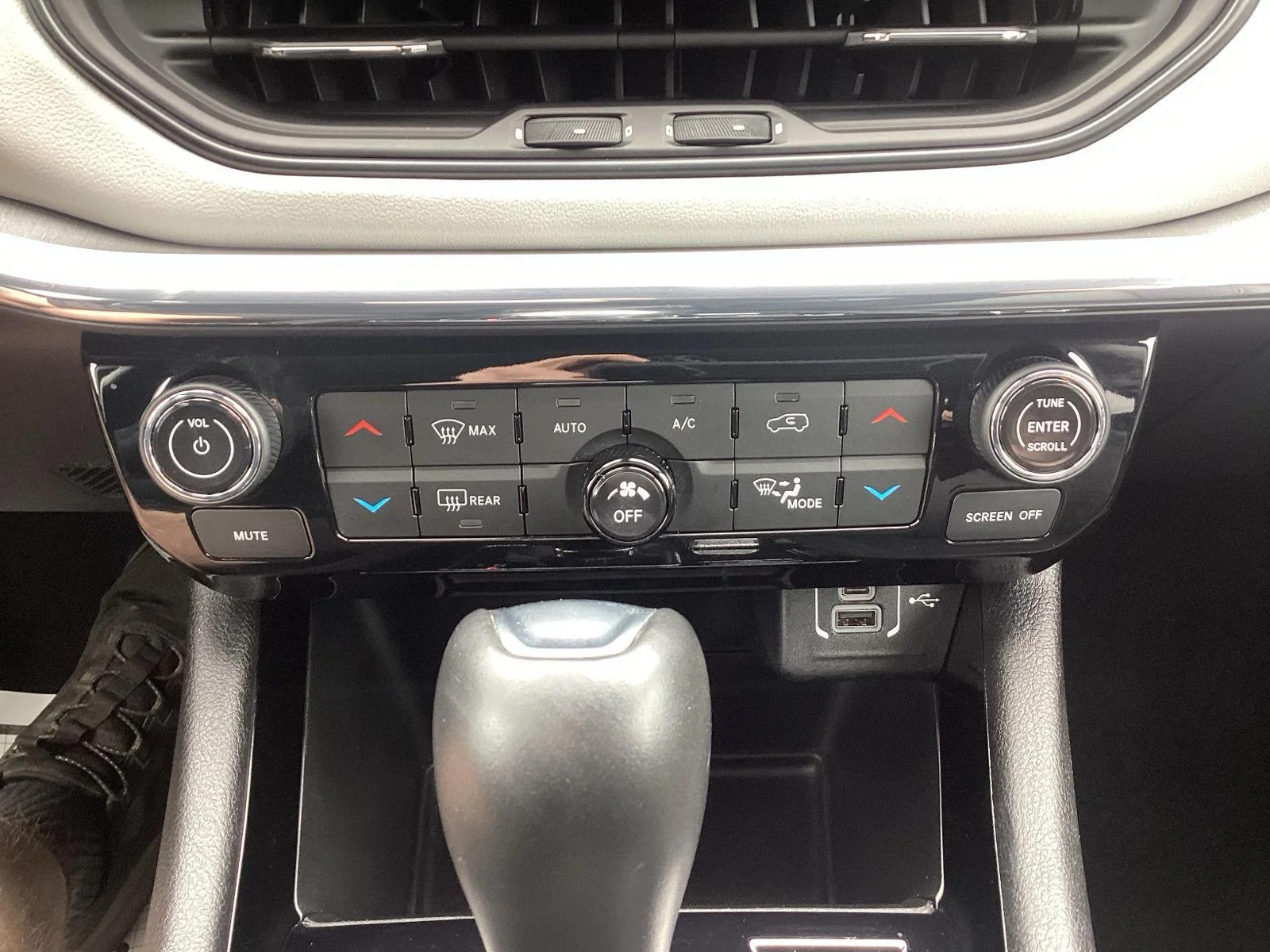 Used 2022 Diamond Black Crystal Pearlcoat Jeep Limited image 22