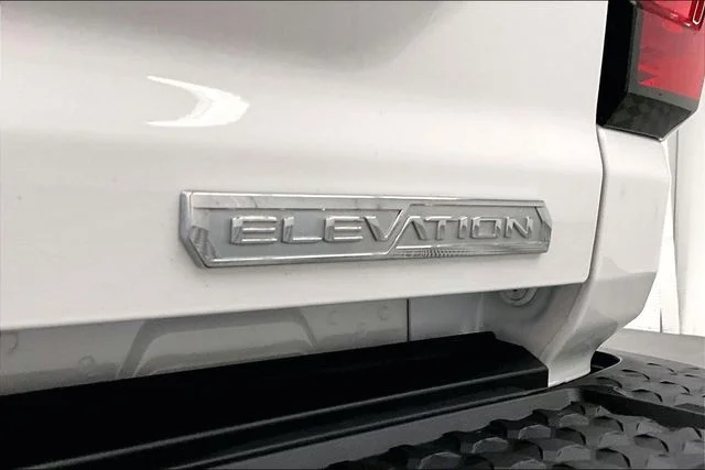Used 2024 Summit White GMC Elevation image 9