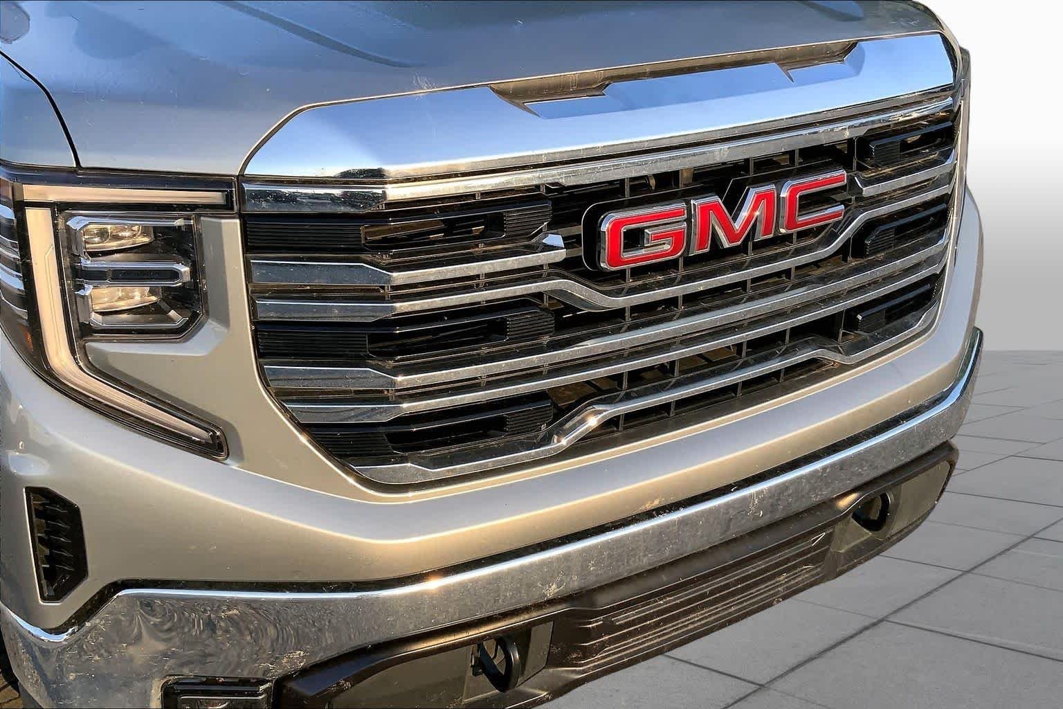Used 2025 Sterling Metallic GMC SLT image 29