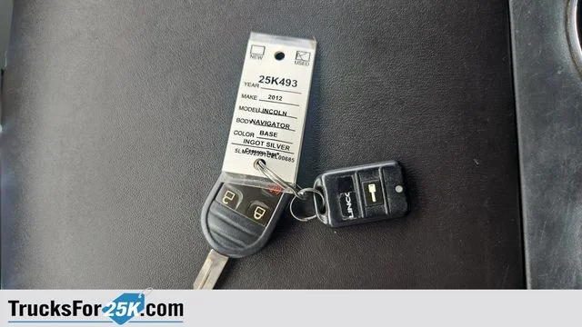 Used 2012 Ingot Silver Lincoln Base image 23