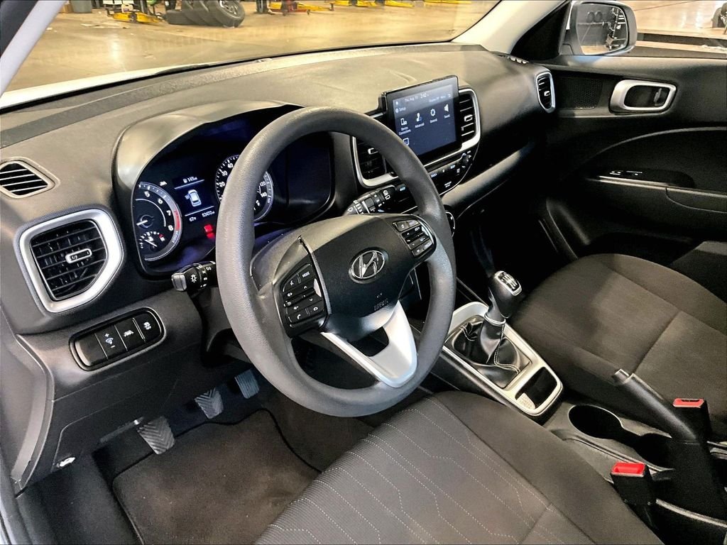 Used 2020 White Hyundai SE image 8