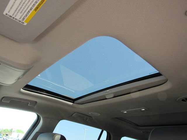 Used 2023 White Frost Tricoat GMC SLT image 25