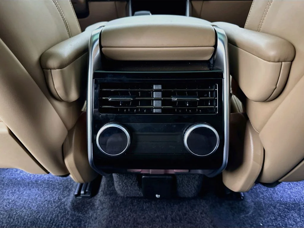 Used 2025 White Land Rover SE image 26