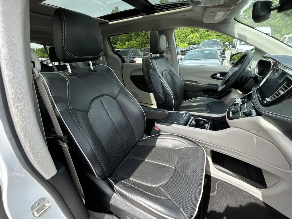 Used 2024 White Chrysler Limited image 28