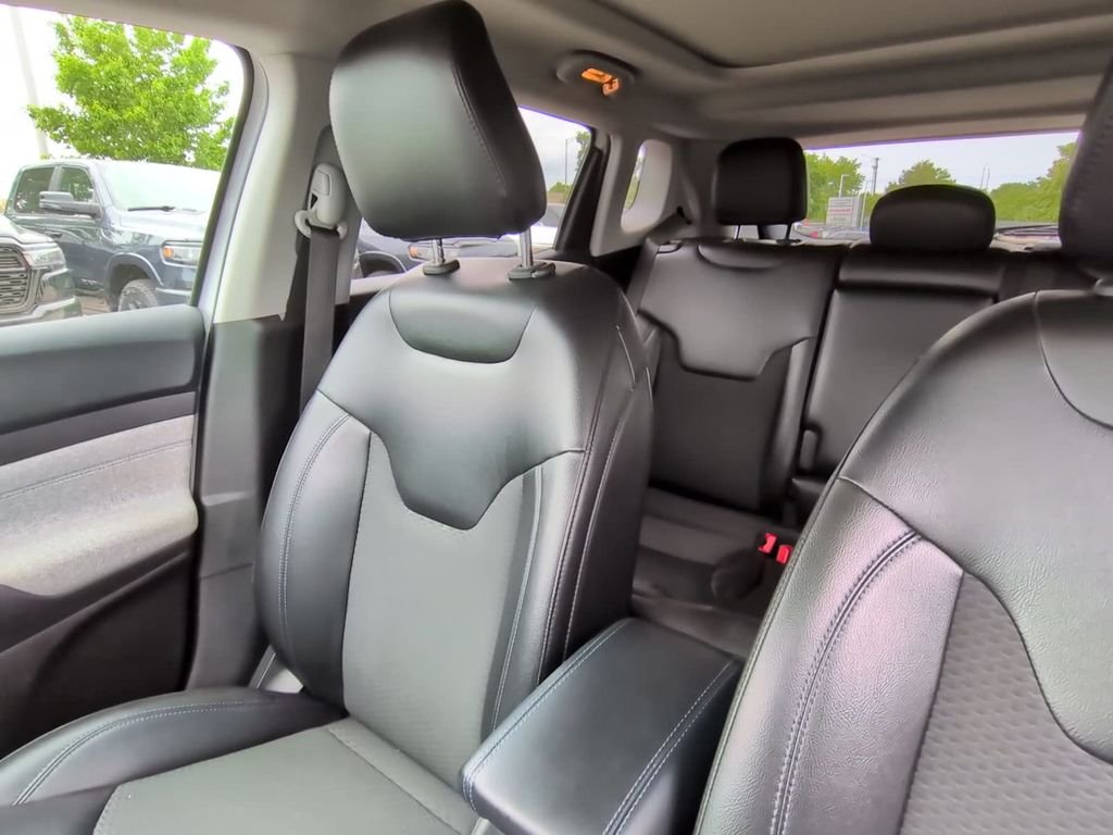 Used 2022 White Jeep Latitude image 38