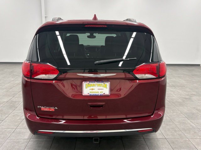 Used 2017 Red Chrysler Touring L image 3