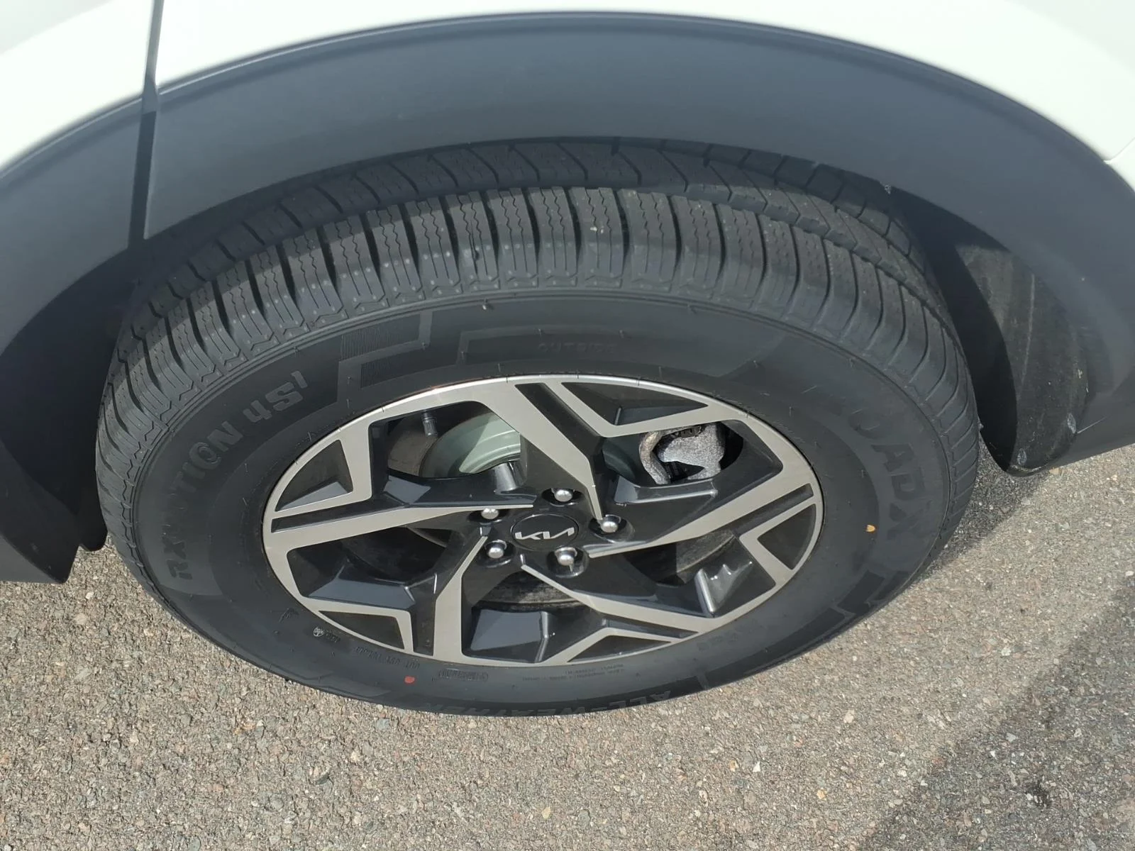 Used 2024 Snow White Pearl Kia LX image 10