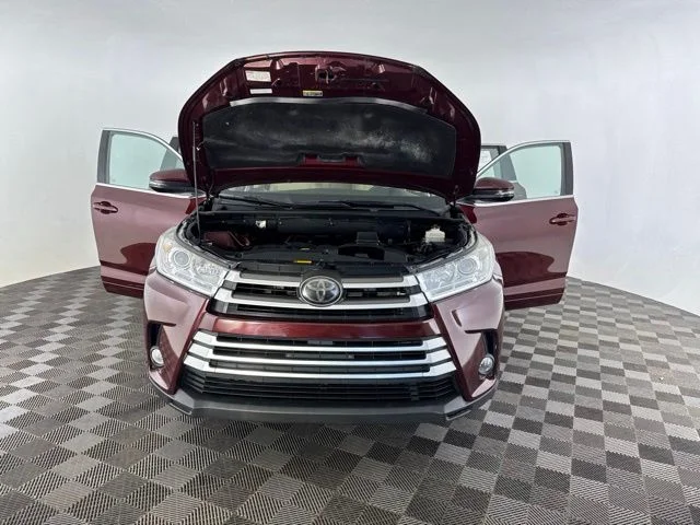 Used 2018 Red Toyota XLE image 13