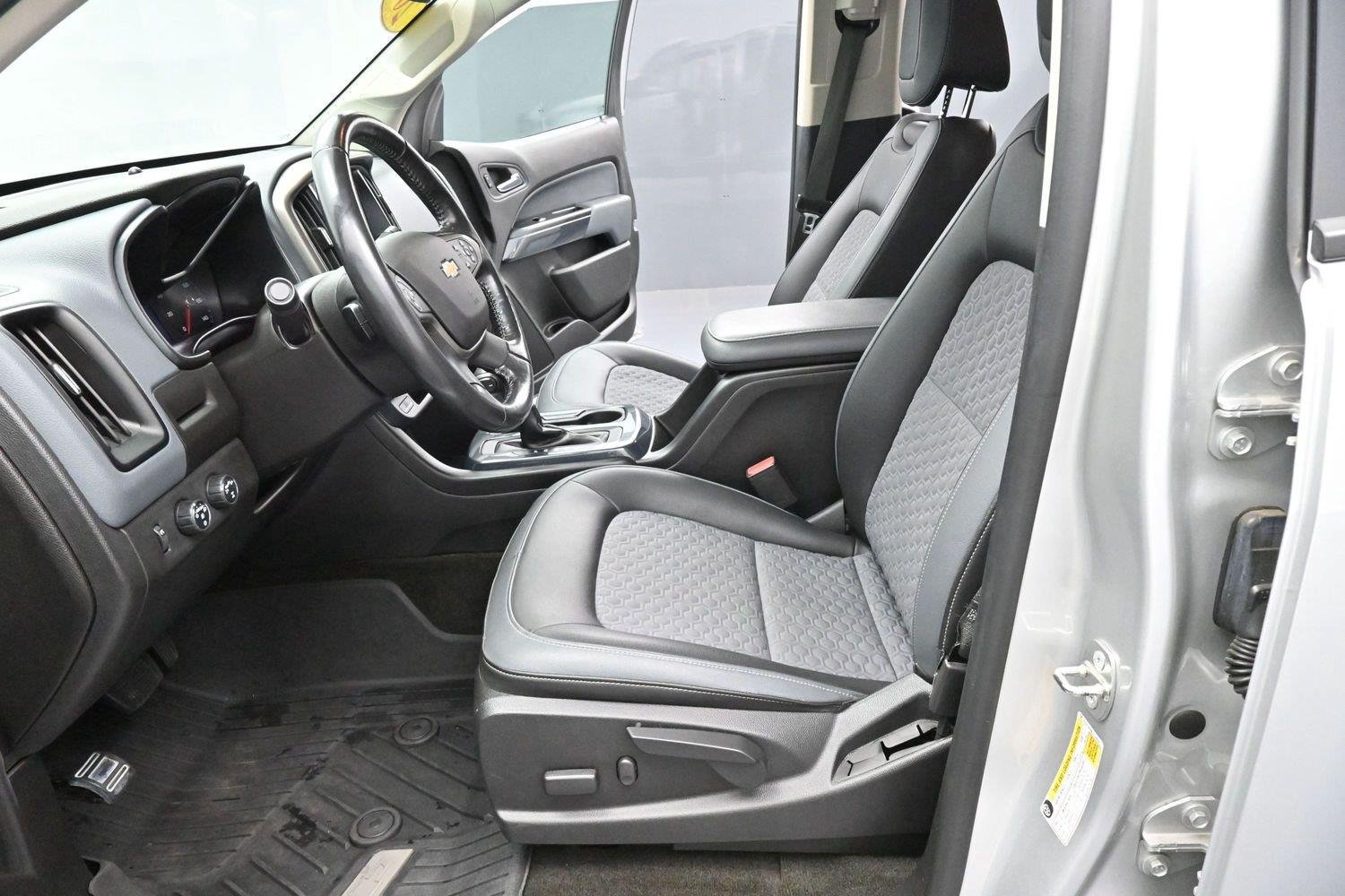Used 2018 SILVER ICE METALLIC Chevrolet 4WD Z71 image 14