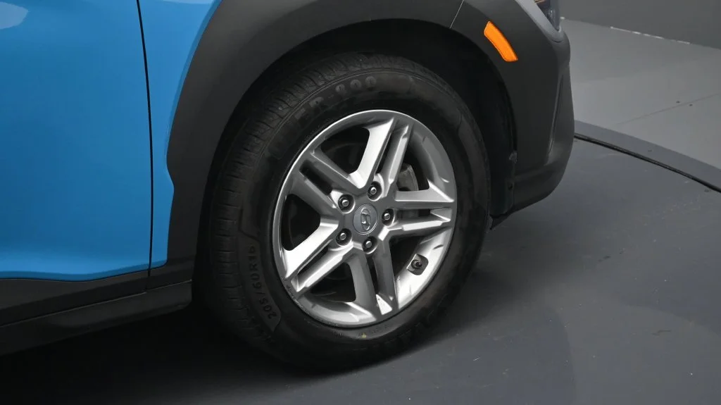 Used 2022 Green Hyundai SE image 6