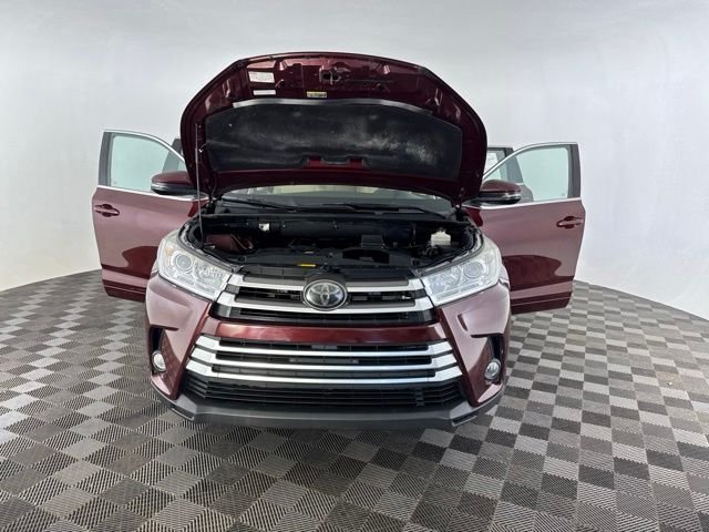 Used 2018 Red Toyota XLE image 13