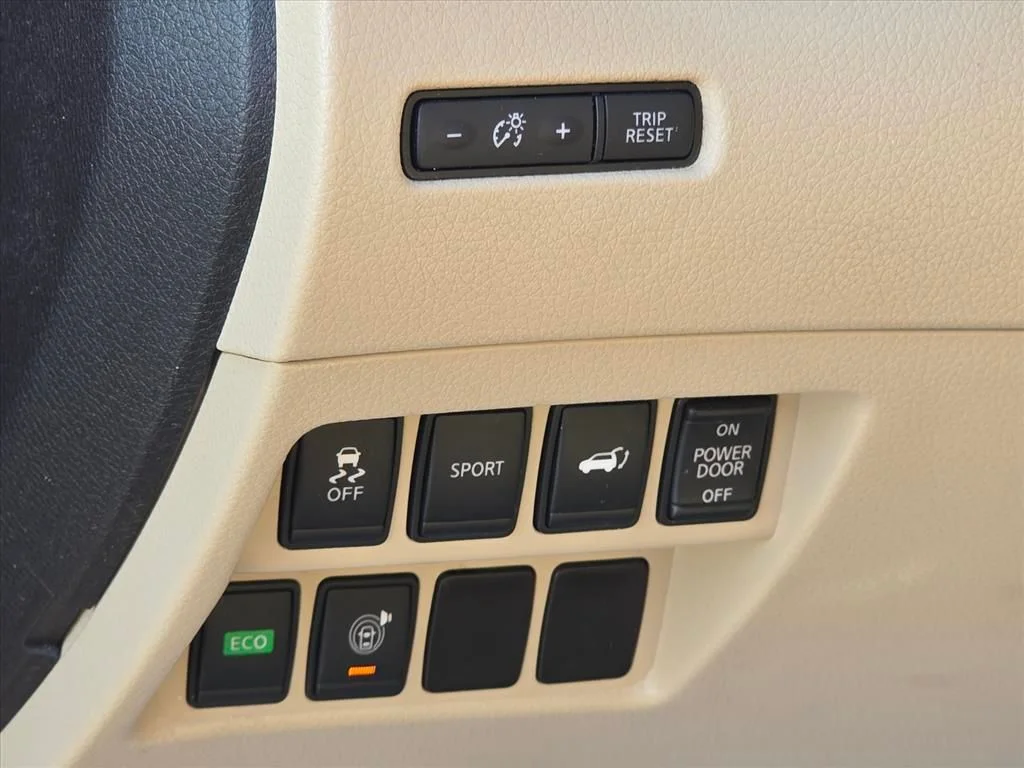 Used 2015 Red Nissan SL image 9
