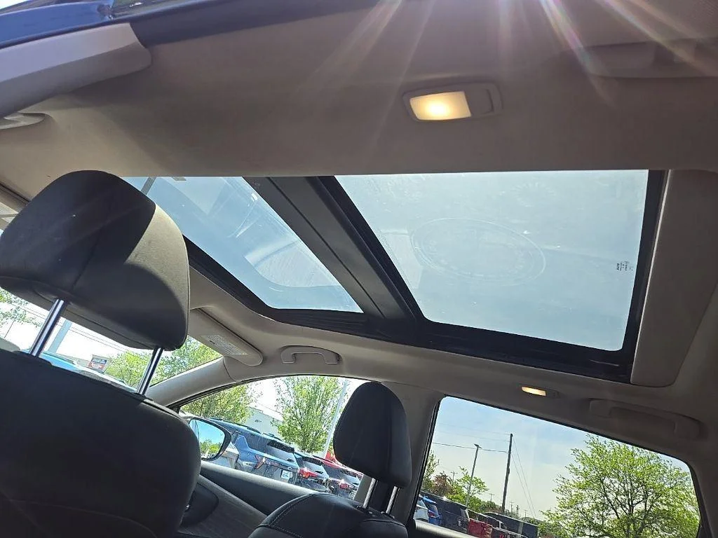Used 2018 Arctic Blue Nissan Platinum image 4
