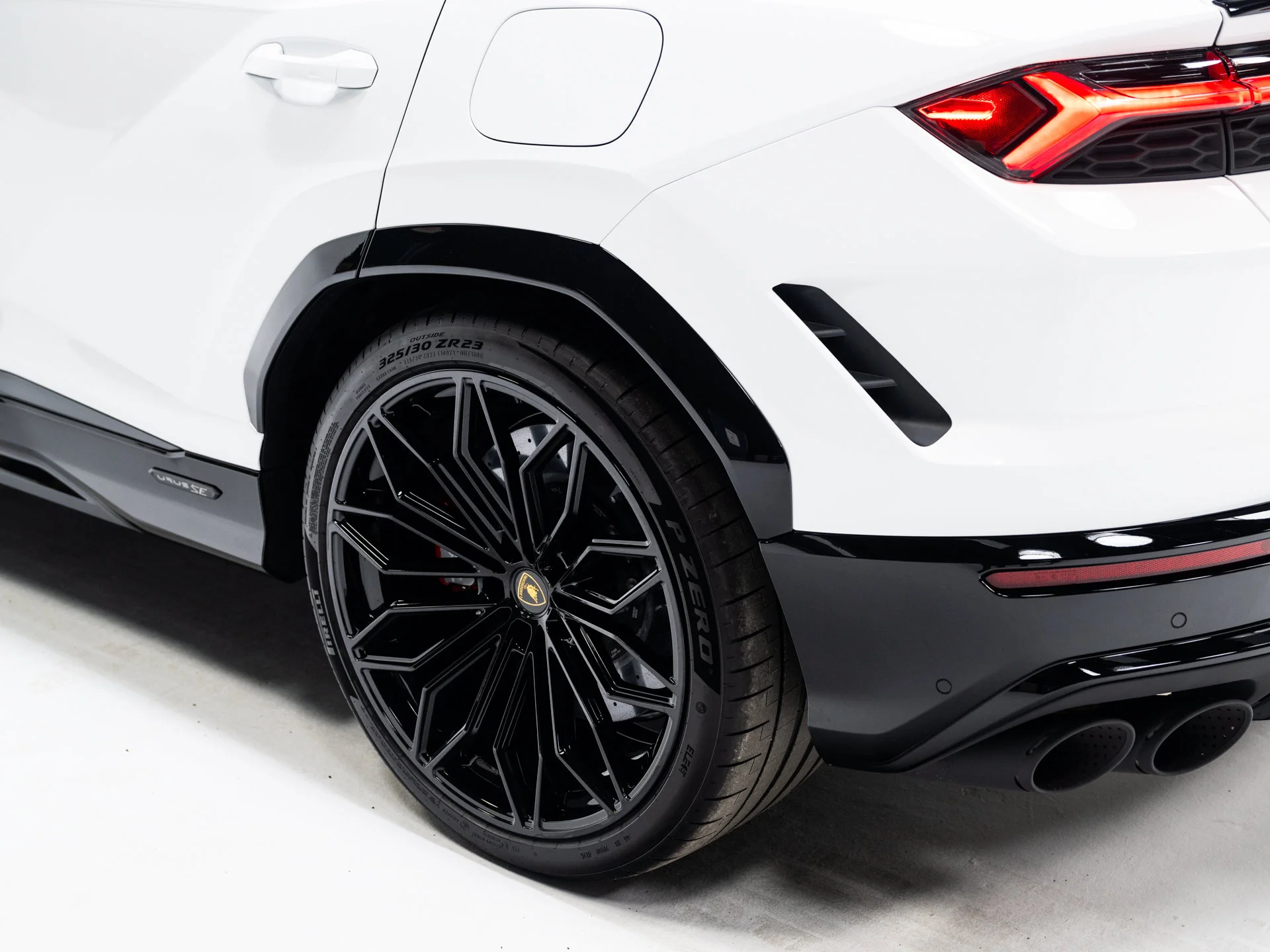 Used 2025  Lamborghini SE image 32