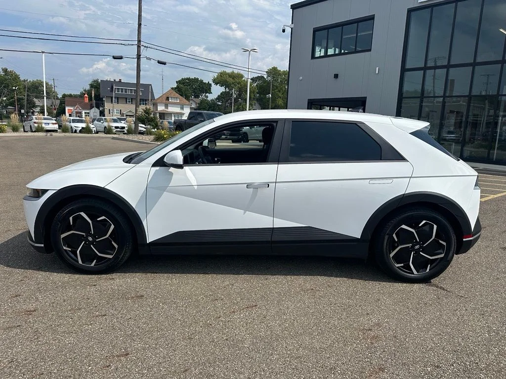 Used 2022 White Hyundai SE image 8