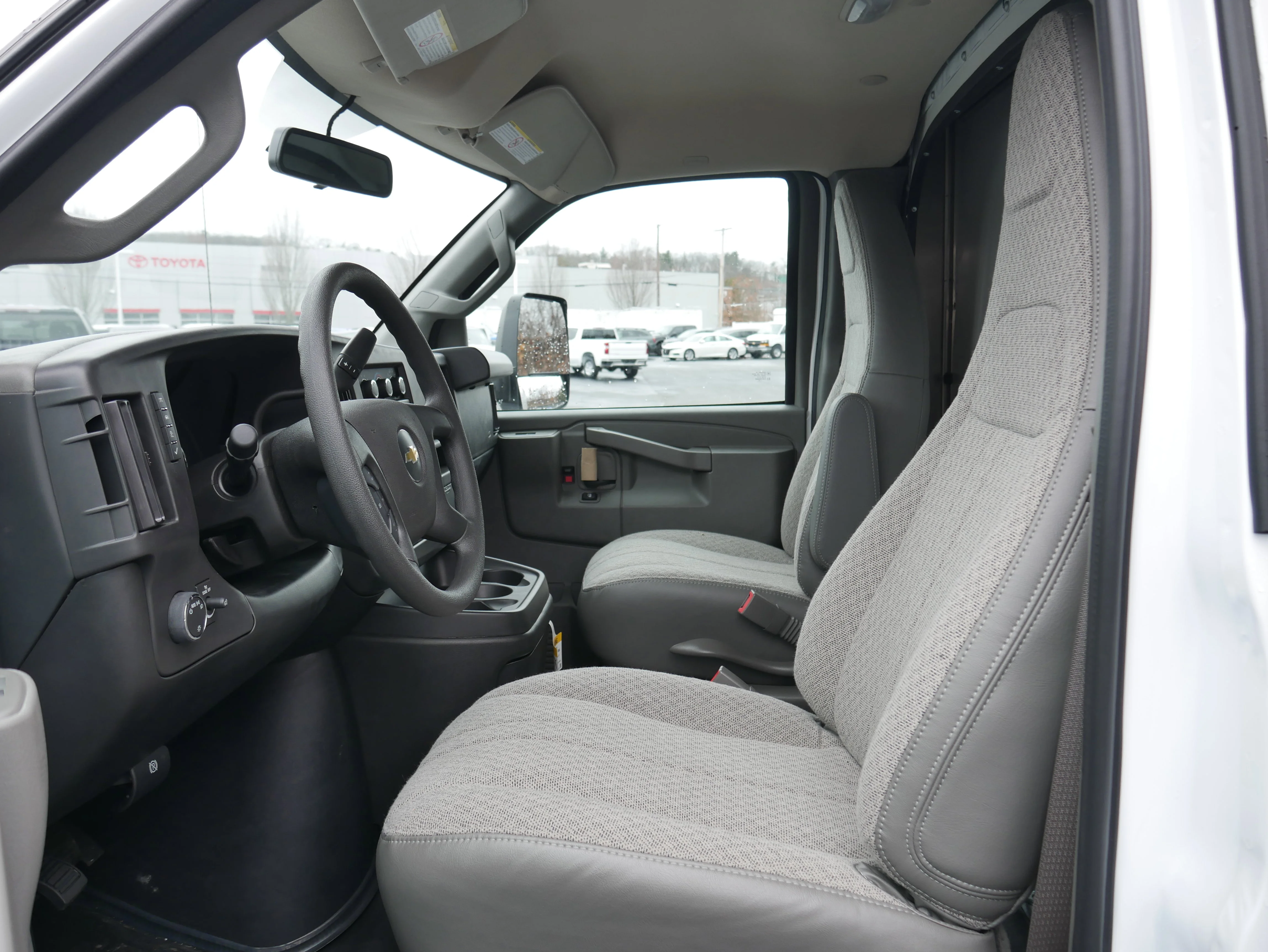 New 2025 Summit White Chevrolet 1WT image 19