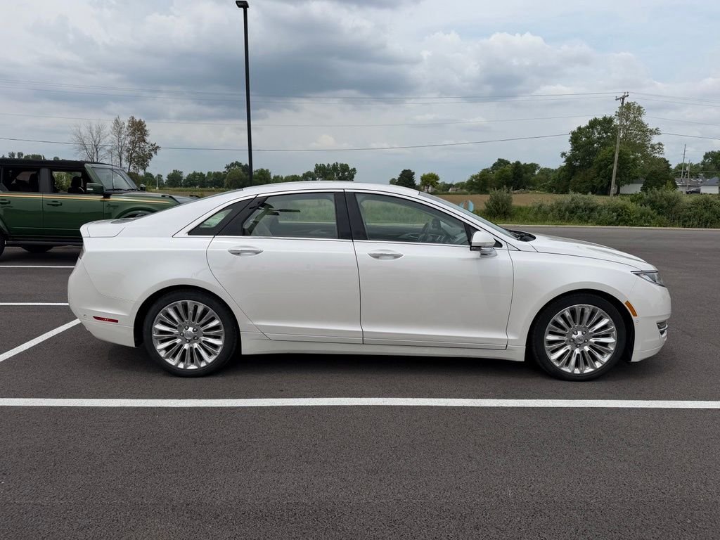 Used 2014 White Lincoln Base image 4