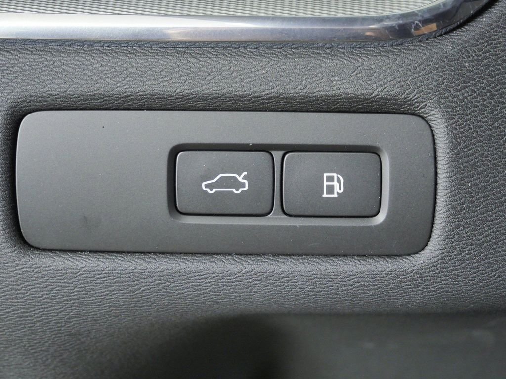 Used 2025 Black Volvo T8 Ultra Black Edition image 41