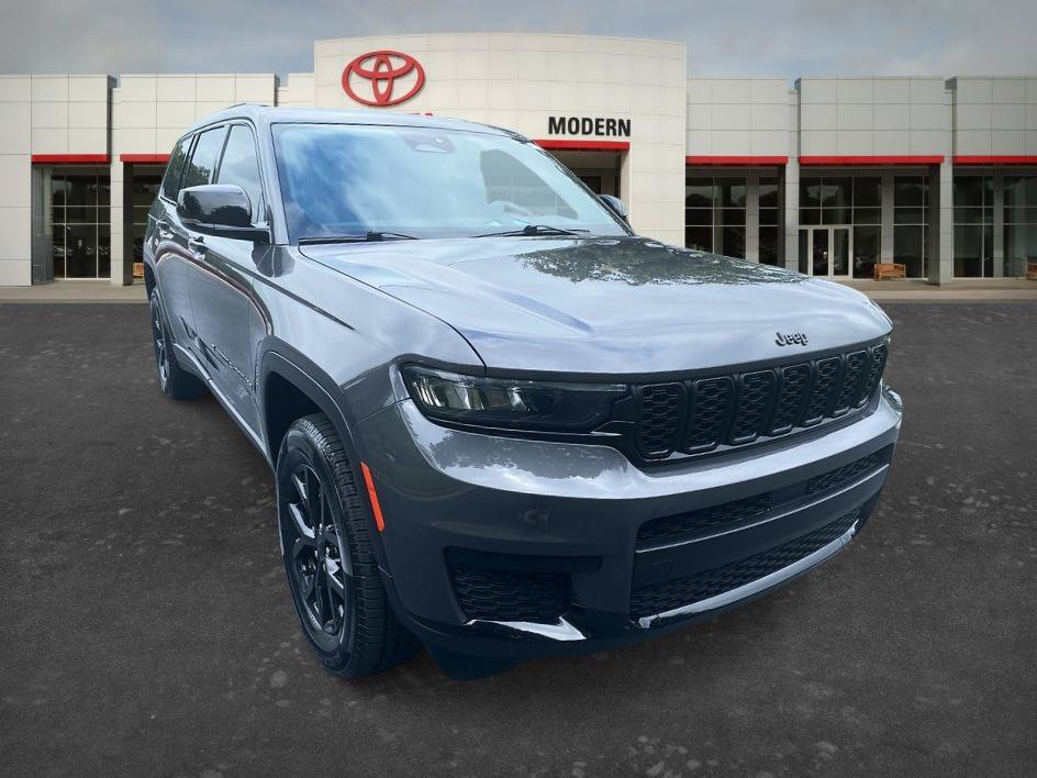Used 2024 Baltic Gray Metallic Clearcoat Jeep Altitude image 3