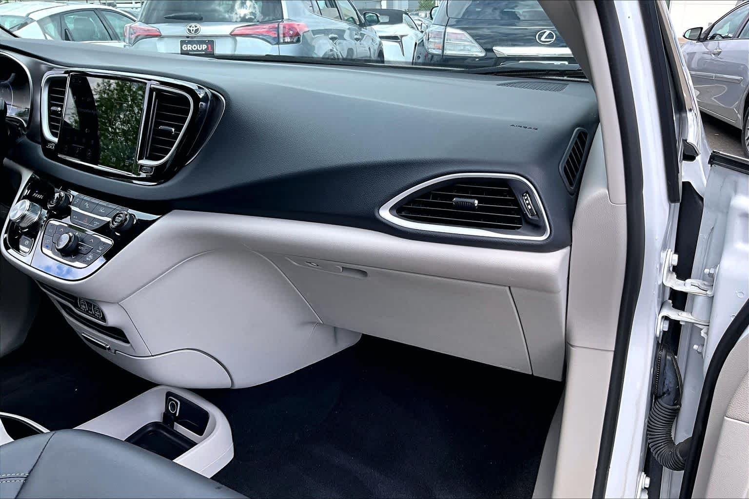 Used 2024 Bright White Clearcoat Chrysler Touring L image 16