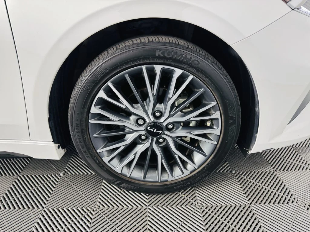 Used 2023 White Kia GT-Line image 31