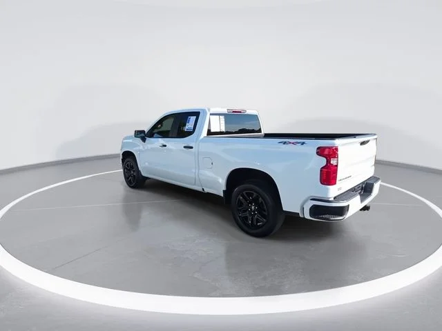 Used 2025 White Chevrolet Custom image 6