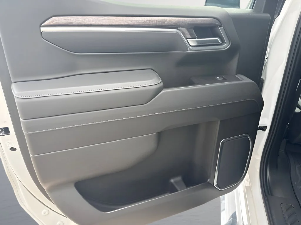 Used 2025 Summit White Chevrolet LTZ image 31