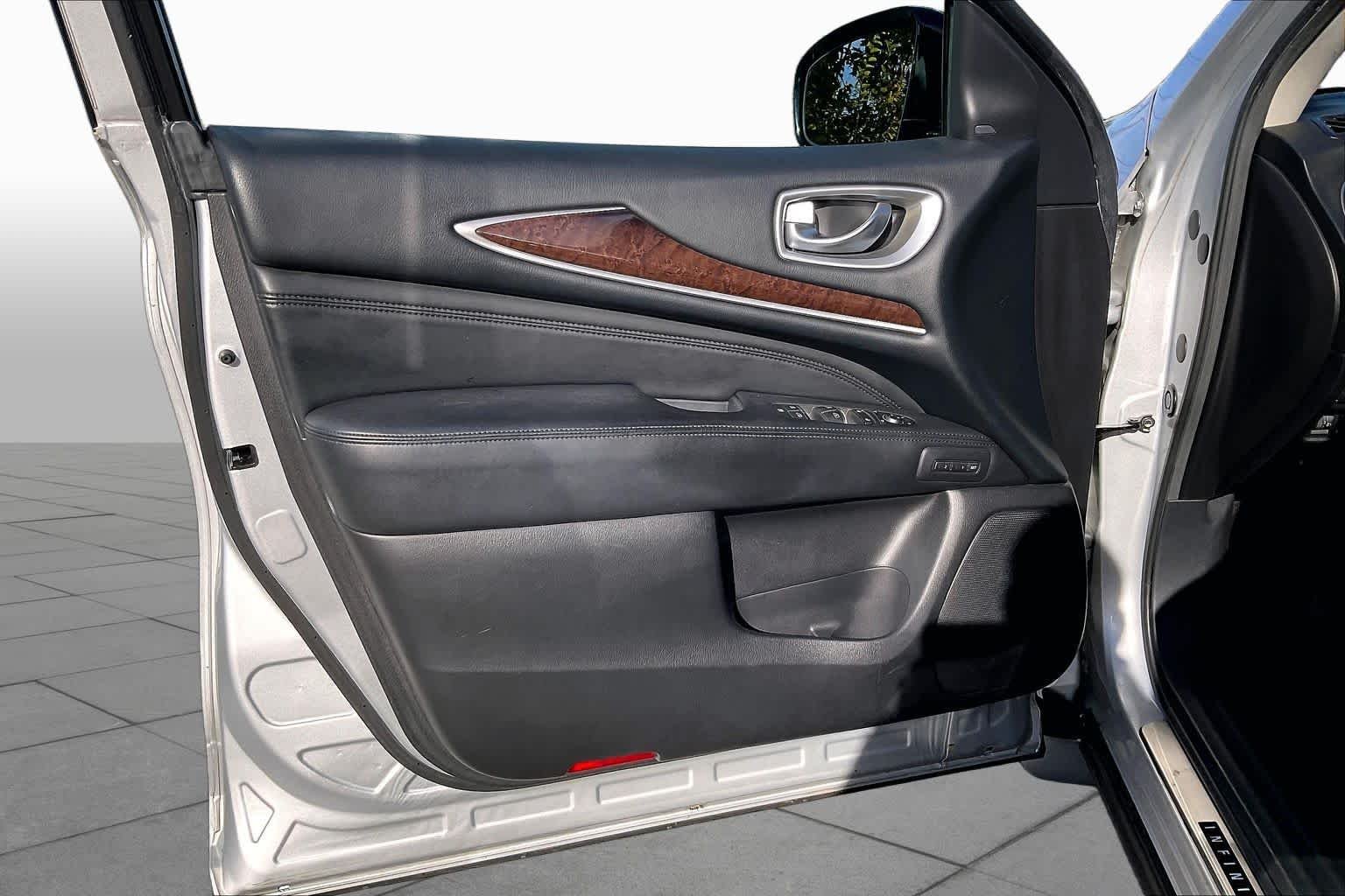 Used 2013 Liquid Platinum INFINITI  image 21