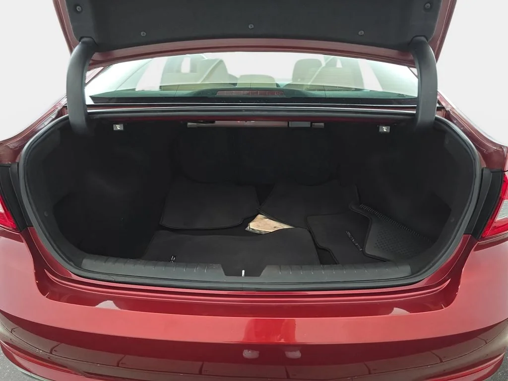 Used 2015 Venetian Red Metallic Hyundai SE image 14